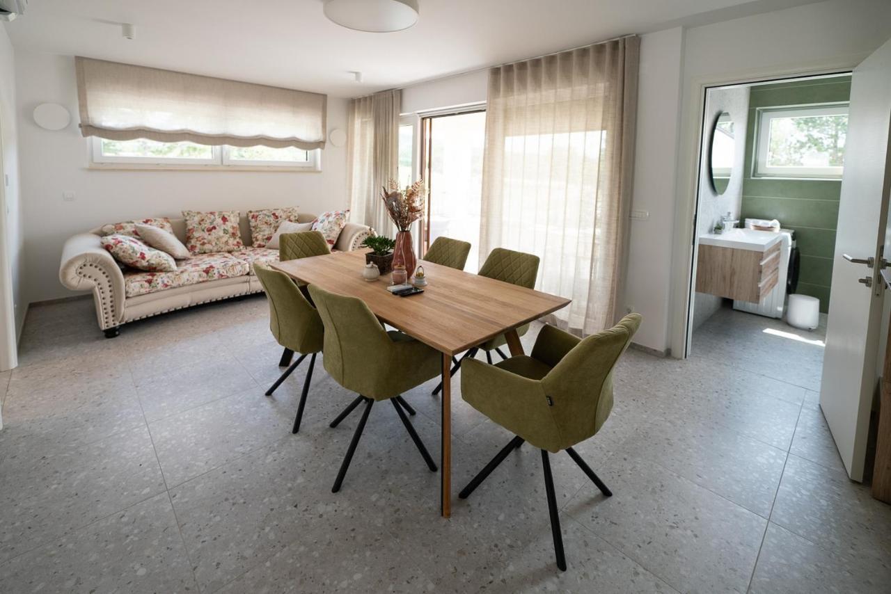 Apartments Kras 24 With Pool Sežana Exterior foto