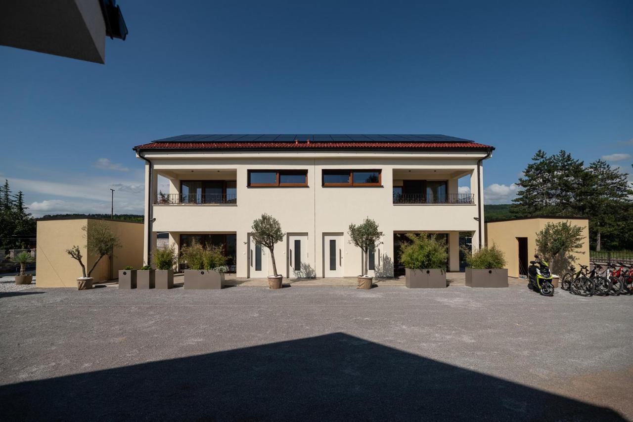 Apartments Kras 24 With Pool Sežana Exterior foto